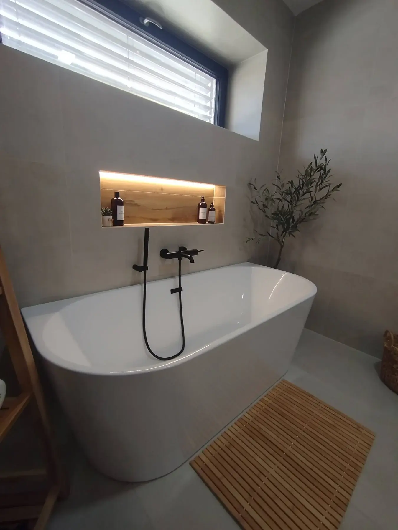Baño en tonos minerales: vista 1 del proyecto