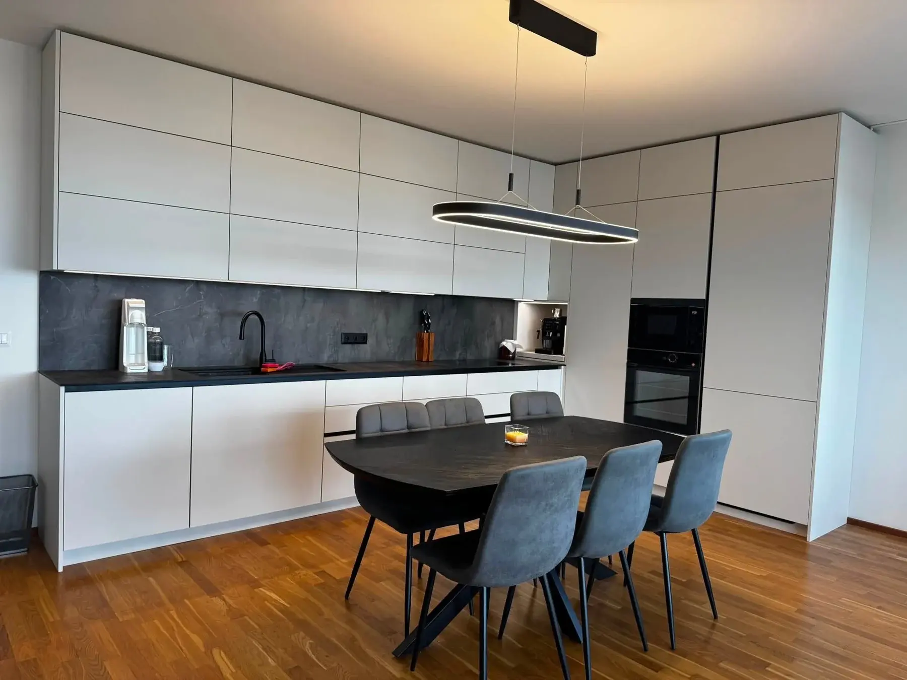 Cocina de líneas limpias: vista 1 del proyecto