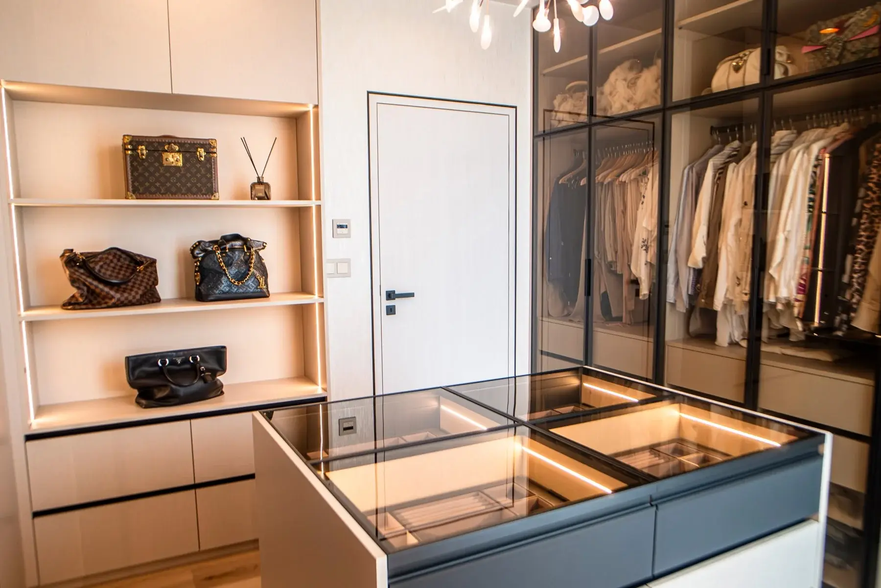Vestidor con isla central: vista 1 del proyecto